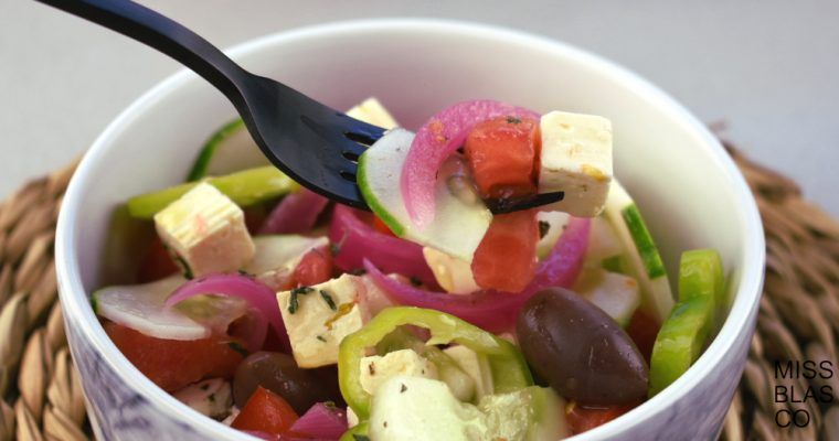 ensalada griega con tenedor