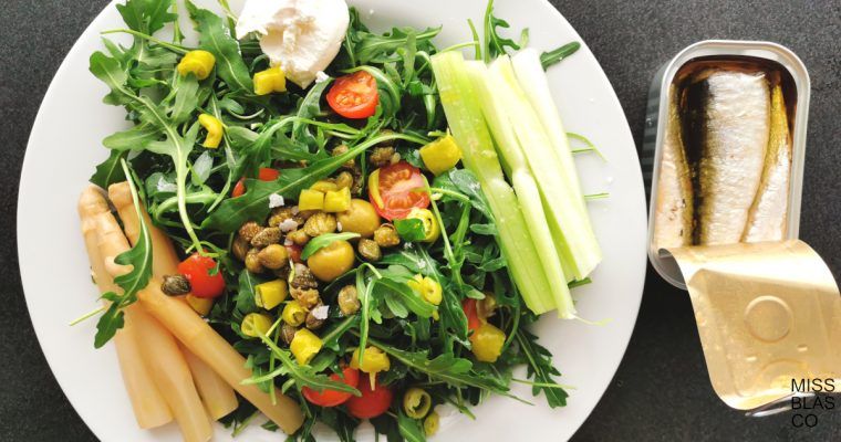 ensalada y sardinas en aceite