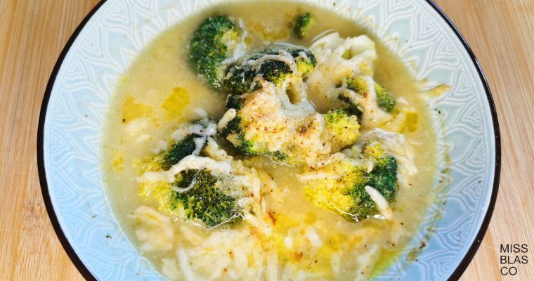 sopa de brócoli en plato azul