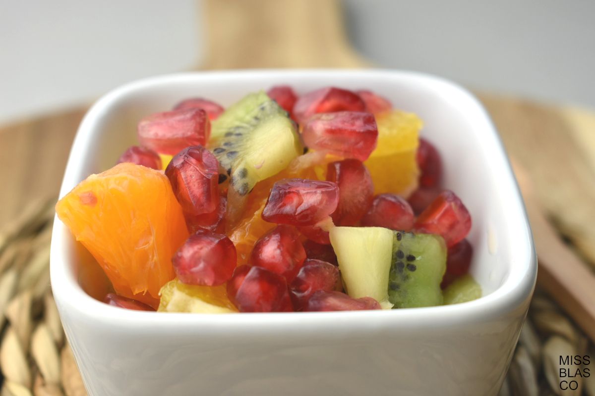 macedonia en un bol blanco