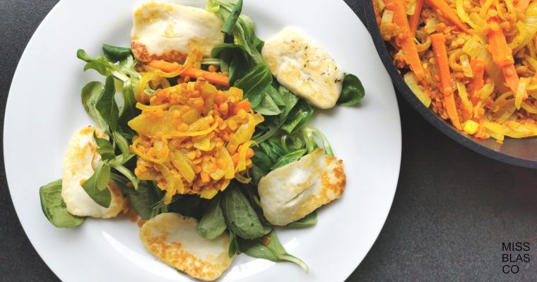 lentejas rojas en plato y en sartén