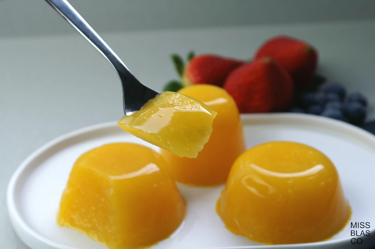 vegan orange jelly with agar agar with strawberries