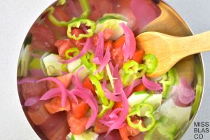 ingredientes ensalada griega en un bol