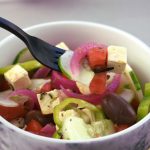 ensalada griega con tenedor