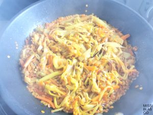 salteado de lentejas rojas en sarten