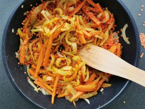 salteado de lentejas rojas en sarten