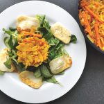 lentejas rojas en plato y en sartén