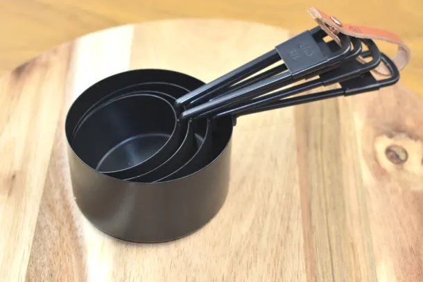 black mesure cups